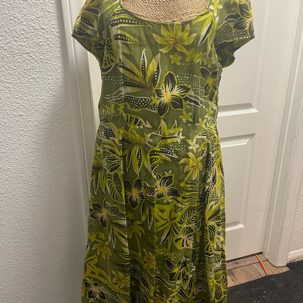 Hawaiian Print Green Floral Women Vintage Dress- all reasonable offers considere